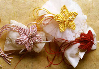 Украшение плетеными в макраме цветами различных аксессуаров: заколка и бонбоньерка