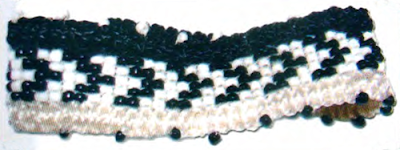 Плетение фенечки из бисера с орнаментом и с отделкой при помощи макраме. Схема плетения бисерной фенечки. Орнамент для фенечки.