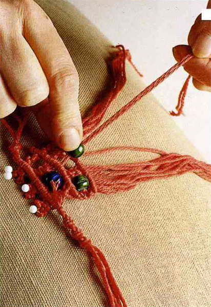 Плетеное ожерелье, украшенное бусинками