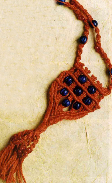 Плетеное ожерелье, украшенное бусинками