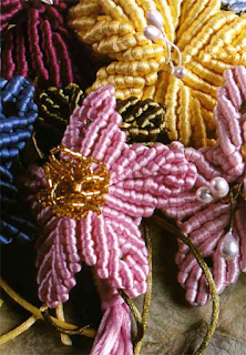 Плетеные цветы — лучшее украшение для любимых аксессуаров